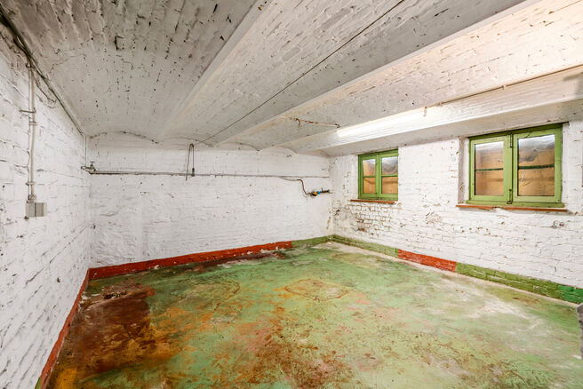 Deze ruime gezinswoning is gelegen nabij het centrum van Vilvoorde en beschikt over maar liefst 5 slaapkamers, een kelder en een terras. Dankzij de royale volumes en verschillende verdiepingen biedt de woning heel wat mogelijkheden voor wie op zoek is naa