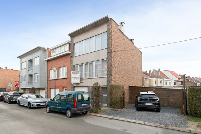 Uitgebreide beschrijving: https://www.homerun.immo/nl/te-koop
GRATIS SCHATTING: https://www.homerun.immo/nl/schatting
VIDEO TOUR: https://www.youtube.com/watch?v=6sY5eU9lux8

Deze solide woning met drie slaapkamers geniet van een uitstekende ligging in de