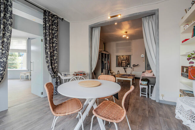 Deze ruime en centraal gelegen woning in het hart van Zaventem biedt 3 volwaardige slaapkamers, met mogelijkheid tot het cre&euml;ren van een 4de slaapkamer, 2 leefruimtes, 2 badkamers en een polyvalente ruimte op het gelijkvloers.
Een absolute troef is het s