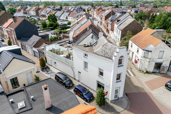 Deze ruime en centraal gelegen woning in het hart van Zaventem biedt 3 volwaardige slaapkamers, met mogelijkheid tot het cre&euml;ren van een 4de slaapkamer, 2 leefruimtes, 2 badkamers en een polyvalente ruimte op het gelijkvloers.
Een absolute troef is het s