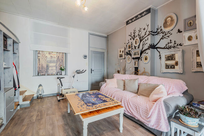 Deze ruime en centraal gelegen woning in het hart van Zaventem biedt 3 volwaardige slaapkamers, met mogelijkheid tot het cre&euml;ren van een 4de slaapkamer, 2 leefruimtes, 2 badkamers en een polyvalente ruimte op het gelijkvloers.
Een absolute troef is het s