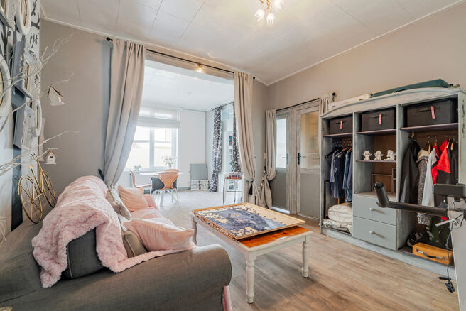 Deze ruime en centraal gelegen woning in het hart van Zaventem biedt 3 volwaardige slaapkamers, met mogelijkheid tot het cre&euml;ren van een 4de slaapkamer, 2 leefruimtes, 2 badkamers en een polyvalente ruimte op het gelijkvloers.
Een absolute troef is het s