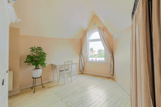 Deze ruime en centraal gelegen woning in het hart van Zaventem biedt 3 volwaardige slaapkamers, met mogelijkheid tot het cre&euml;ren van een 4de slaapkamer, 2 leefruimtes, 2 badkamers en een polyvalente ruimte op het gelijkvloers.
Een absolute troef is het s