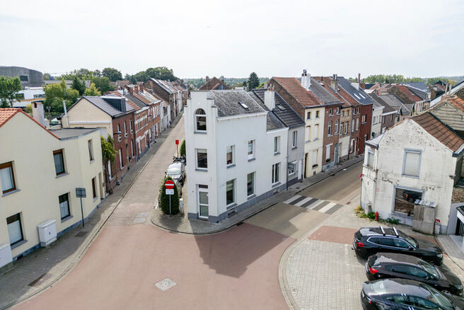 Deze ruime en centraal gelegen woning in het hart van Zaventem biedt 3 volwaardige slaapkamers, met mogelijkheid tot het cre&euml;ren van een 4de slaapkamer, 2 leefruimtes, 2 badkamers en een polyvalente ruimte op het gelijkvloers.
Een absolute troef is het s