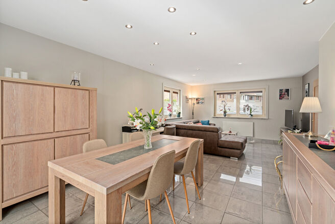 Deze ruime gezinswoning met 3 slaapkamers, 2 badkamers en meerdere leefruimtes is landelijk gelegen in een rustige,
residenti&euml;le woonwijk op de grens met Grimbergen.
De woning combineert een aangename rust met een vlotte bereikbaarheid richting omliggend