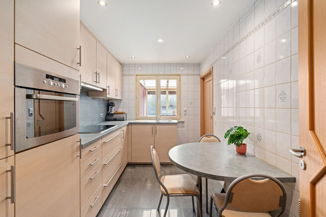 Deze ruime gezinswoning met 3 slaapkamers, 2 badkamers en meerdere leefruimtes is landelijk gelegen in een rustige,
residenti&euml;le woonwijk op de grens met Grimbergen.
De woning combineert een aangename rust met een vlotte bereikbaarheid richting omliggend