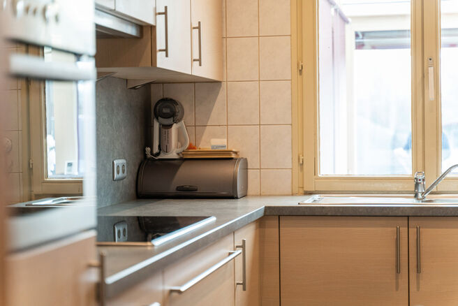 Deze ruime gezinswoning met 3 slaapkamers, 2 badkamers en meerdere leefruimtes is landelijk gelegen in een rustige,
residenti&euml;le woonwijk op de grens met Grimbergen.
De woning combineert een aangename rust met een vlotte bereikbaarheid richting omliggend
