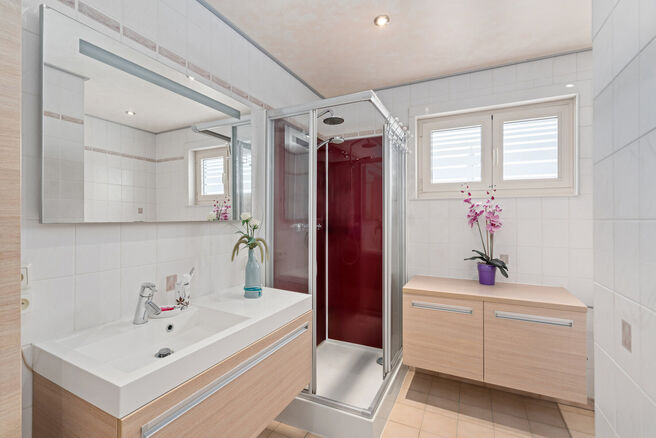 Deze ruime gezinswoning met 3 slaapkamers, 2 badkamers en meerdere leefruimtes is landelijk gelegen in een rustige,
residenti&euml;le woonwijk op de grens met Grimbergen.
De woning combineert een aangename rust met een vlotte bereikbaarheid richting omliggend