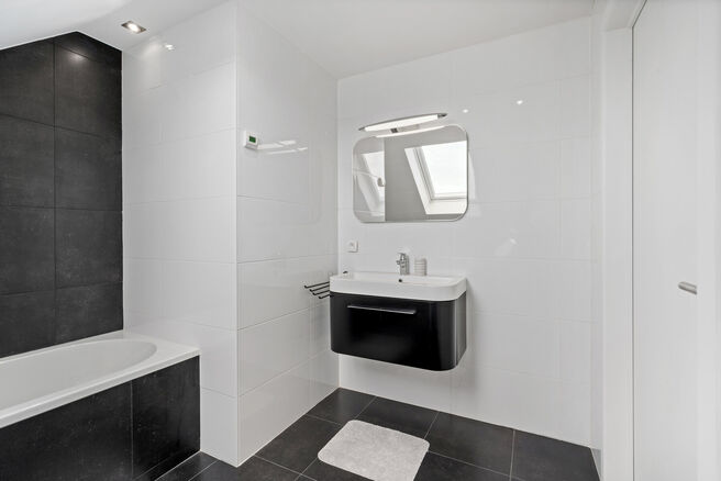Deze ruime gezinswoning met 3 slaapkamers, 2 badkamers en meerdere leefruimtes is landelijk gelegen in een rustige,
residenti&euml;le woonwijk op de grens met Grimbergen.
De woning combineert een aangename rust met een vlotte bereikbaarheid richting omliggend