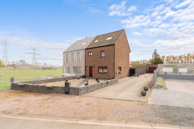 Deze ruime gezinswoning met 3 slaapkamers, 2 badkamers en meerdere leefruimtes is landelijk gelegen in een rustige,
residenti&euml;le woonwijk op de grens met Grimbergen.
De woning combineert een aangename rust met een vlotte bereikbaarheid richting omliggend