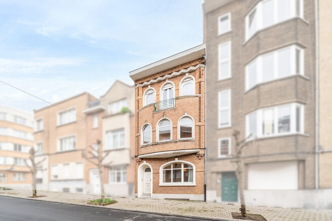 Cet immeuble de rapport compos&eacute; de 3 unit&eacute;s de logement reconnues b&eacute;n&eacute;ficie d'une excellente situation dans un quartier r&eacute;sidentiel recherch&eacute; d'Anderlecht, &agrave; distance de marche du Parc des &Eacute;tangs et du Parc Astrid.

Chaque unit&eacute; dispose de compte