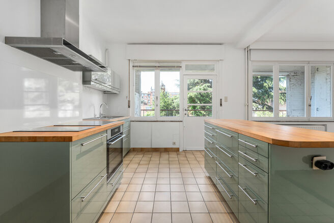 Maison bifamiliale compos&eacute;e d&rsquo;un appartement et d&rsquo;un appartement duplex, avec garage, jardin et terrasses.
L&rsquo;immeuble comprend au total 8 chambres et 3 salles de bains.

COMPOSITION :
Au premier &eacute;tage se trouve un appartement une chambre avec une 