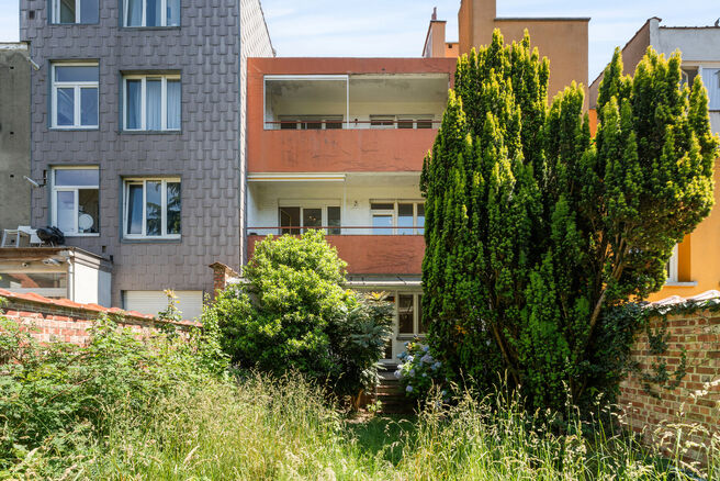 Maison bifamiliale compos&eacute;e d&rsquo;un appartement et d&rsquo;un appartement duplex, avec garage, jardin et terrasses.
L&rsquo;immeuble comprend au total 8 chambres et 3 salles de bains.

COMPOSITION :
Au premier &eacute;tage se trouve un appartement une chambre avec une 