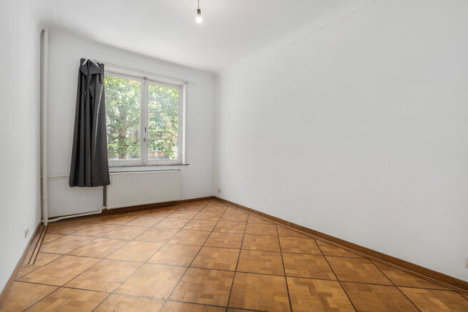 Maison bifamiliale compos&eacute;e d&rsquo;un appartement et d&rsquo;un appartement duplex, avec garage, jardin et terrasses.
L&rsquo;immeuble comprend au total 8 chambres et 3 salles de bains.

COMPOSITION :
Au premier &eacute;tage se trouve un appartement une chambre avec une 