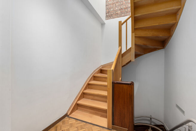 Maison bifamiliale compos&eacute;e d&rsquo;un appartement et d&rsquo;un appartement duplex, avec garage, jardin et terrasses.
L&rsquo;immeuble comprend au total 8 chambres et 3 salles de bains.

COMPOSITION :
Au premier &eacute;tage se trouve un appartement une chambre avec une 