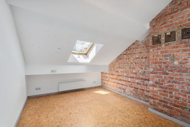Maison bifamiliale compos&eacute;e d&rsquo;un appartement et d&rsquo;un appartement duplex, avec garage, jardin et terrasses.
L&rsquo;immeuble comprend au total 8 chambres et 3 salles de bains.

COMPOSITION :
Au premier &eacute;tage se trouve un appartement une chambre avec une 