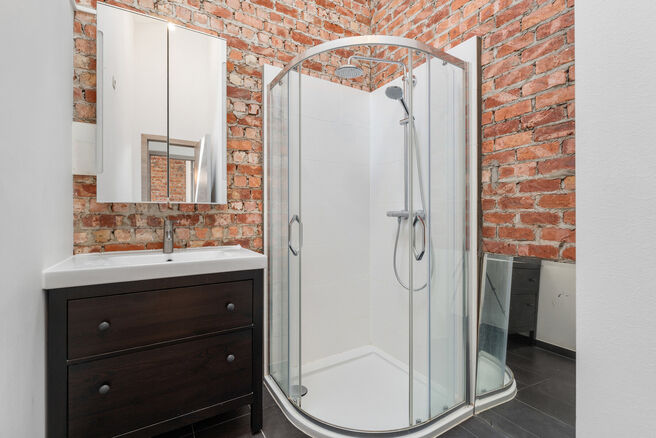 Maison bifamiliale compos&eacute;e d&rsquo;un appartement et d&rsquo;un appartement duplex, avec garage, jardin et terrasses.
L&rsquo;immeuble comprend au total 8 chambres et 3 salles de bains.

COMPOSITION :
Au premier &eacute;tage se trouve un appartement une chambre avec une 