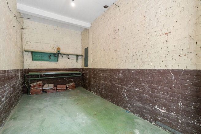 Maison bifamiliale compos&eacute;e d&rsquo;un appartement et d&rsquo;un appartement duplex, avec garage, jardin et terrasses.
L&rsquo;immeuble comprend au total 8 chambres et 3 salles de bains.

COMPOSITION :
Au premier &eacute;tage se trouve un appartement une chambre avec une 