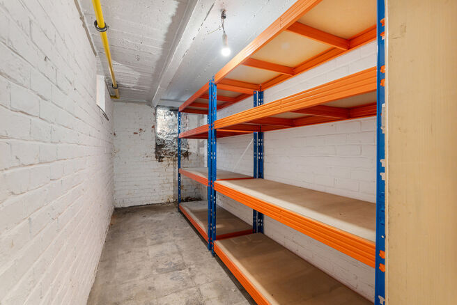 Maison bifamiliale compos&eacute;e d&rsquo;un appartement et d&rsquo;un appartement duplex, avec garage, jardin et terrasses.
L&rsquo;immeuble comprend au total 8 chambres et 3 salles de bains.

COMPOSITION :
Au premier &eacute;tage se trouve un appartement une chambre avec une 