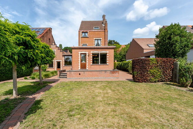 Cette maison bourgeoise pleine de caractère, de style néo-traditionnel flamand avec sa façade à pignon imposant et ses éléments authentiques, est située sur un généreux terrain de 860 m² dans le cadre verdoyant de Beigem (Grimbergen).

Au rez-de
