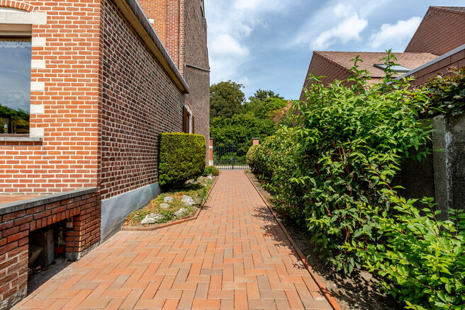 Cette maison bourgeoise pleine de caractère, de style néo-traditionnel flamand avec sa façade à pignon imposant et ses éléments authentiques, est située sur un généreux terrain de 860 m² dans le cadre verdoyant de Beigem (Grimbergen).

Au rez-de