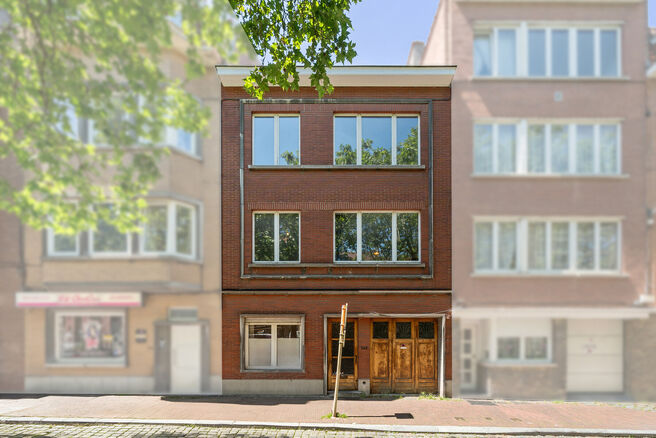 Maison bifamiliale compos&eacute;e d&rsquo;un appartement et d&rsquo;un appartement duplex, avec garage, jardin et terrasses.
L&rsquo;immeuble comprend au total 8 chambres et 3 salles de bains.

COMPOSITION :
Au premier &eacute;tage se trouve un appartement une chambre avec une 