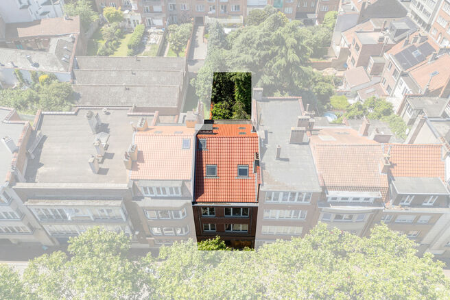Maison bifamiliale compos&eacute;e d&rsquo;un appartement et d&rsquo;un appartement duplex, avec garage, jardin et terrasses.
L&rsquo;immeuble comprend au total 8 chambres et 3 salles de bains.

COMPOSITION :
Au premier &eacute;tage se trouve un appartement une chambre avec une 