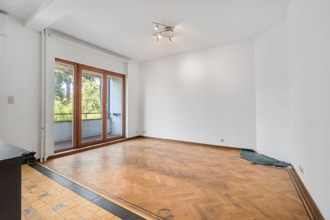 Maison bifamiliale compos&eacute;e d&rsquo;un appartement et d&rsquo;un appartement duplex, avec garage, jardin et terrasses.
L&rsquo;immeuble comprend au total 8 chambres et 3 salles de bains.

COMPOSITION :
Au premier &eacute;tage se trouve un appartement une chambre avec une 
