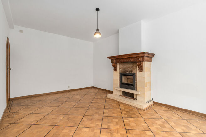 Maison bifamiliale compos&eacute;e d&rsquo;un appartement et d&rsquo;un appartement duplex, avec garage, jardin et terrasses.
L&rsquo;immeuble comprend au total 8 chambres et 3 salles de bains.

COMPOSITION :
Au premier &eacute;tage se trouve un appartement une chambre avec une 