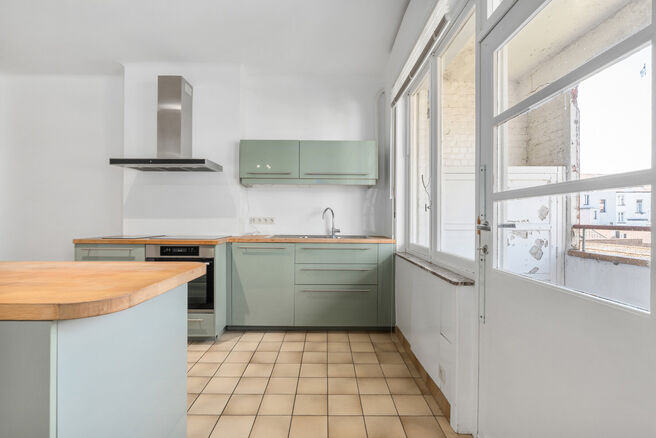 Maison bifamiliale compos&eacute;e d&rsquo;un appartement et d&rsquo;un appartement duplex, avec garage, jardin et terrasses.
L&rsquo;immeuble comprend au total 8 chambres et 3 salles de bains.

COMPOSITION :
Au premier &eacute;tage se trouve un appartement une chambre avec une 