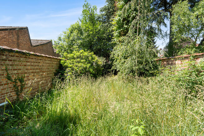Maison bifamiliale compos&eacute;e d&rsquo;un appartement et d&rsquo;un appartement duplex, avec garage, jardin et terrasses.
L&rsquo;immeuble comprend au total 8 chambres et 3 salles de bains.

COMPOSITION :
Au premier &eacute;tage se trouve un appartement une chambre avec une 