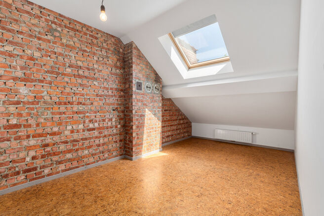 Maison bifamiliale compos&eacute;e d&rsquo;un appartement et d&rsquo;un appartement duplex, avec garage, jardin et terrasses.
L&rsquo;immeuble comprend au total 8 chambres et 3 salles de bains.

COMPOSITION :
Au premier &eacute;tage se trouve un appartement une chambre avec une 