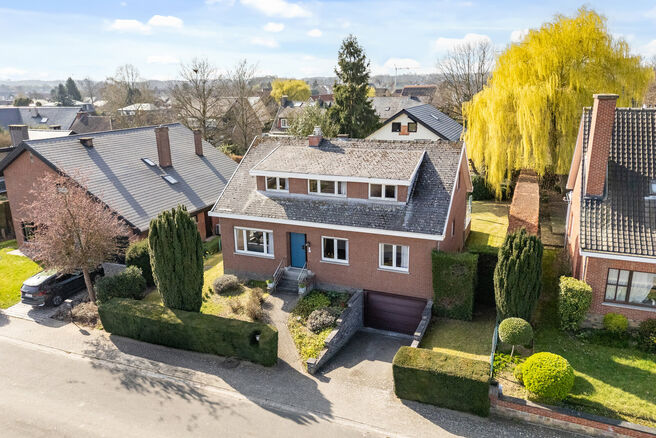 Cette spacieuse maison familiale avec 5 chambres et 2 salles de bains est situ&eacute;e dans un quartier r&eacute;sidentiel recherch&eacute; &agrave; Grimbergen, dans une rue calme en cul-de-sac. La maison offre une distribution pratique, de beaux volumes ainsi qu&rsquo;un grand gar