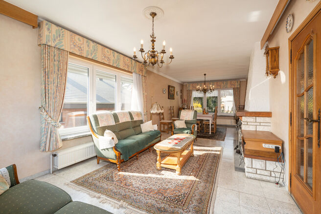 Cette spacieuse maison familiale avec 5 chambres et 2 salles de bains est situ&eacute;e dans un quartier r&eacute;sidentiel recherch&eacute; &agrave; Grimbergen, dans une rue calme en cul-de-sac. La maison offre une distribution pratique, de beaux volumes ainsi qu&rsquo;un grand gar
