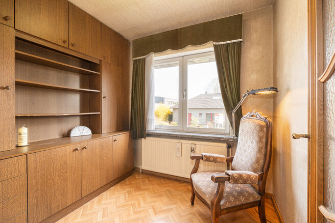 Cette spacieuse maison familiale avec 5 chambres et 2 salles de bains est situ&eacute;e dans un quartier r&eacute;sidentiel recherch&eacute; &agrave; Grimbergen, dans une rue calme en cul-de-sac. La maison offre une distribution pratique, de beaux volumes ainsi qu&rsquo;un grand gar