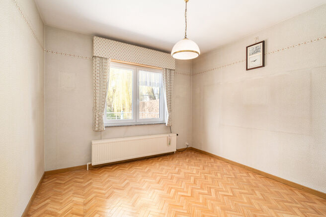 Cette spacieuse maison familiale avec 5 chambres et 2 salles de bains est situ&eacute;e dans un quartier r&eacute;sidentiel recherch&eacute; &agrave; Grimbergen, dans une rue calme en cul-de-sac. La maison offre une distribution pratique, de beaux volumes ainsi qu&rsquo;un grand gar