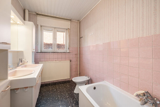 Cette spacieuse maison familiale avec 5 chambres et 2 salles de bains est situ&eacute;e dans un quartier r&eacute;sidentiel recherch&eacute; &agrave; Grimbergen, dans une rue calme en cul-de-sac. La maison offre une distribution pratique, de beaux volumes ainsi qu&rsquo;un grand gar