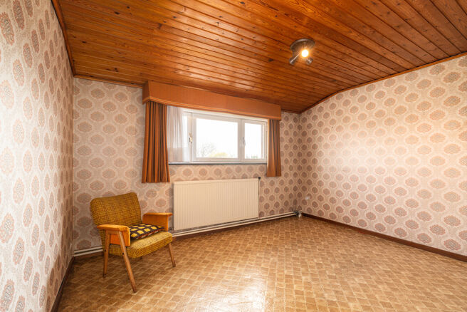 Cette spacieuse maison familiale avec 5 chambres et 2 salles de bains est situ&eacute;e dans un quartier r&eacute;sidentiel recherch&eacute; &agrave; Grimbergen, dans une rue calme en cul-de-sac. La maison offre une distribution pratique, de beaux volumes ainsi qu&rsquo;un grand gar