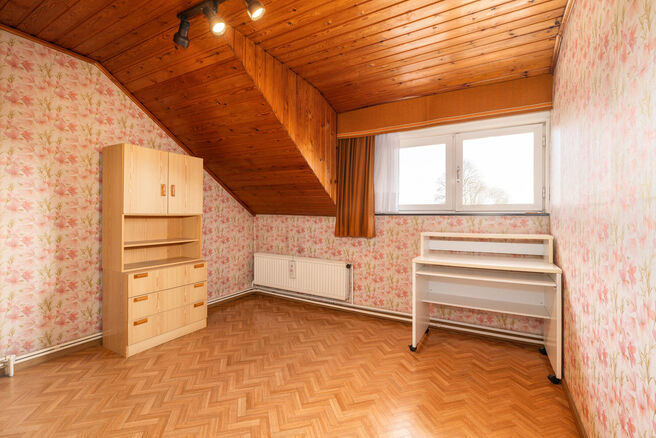 Cette spacieuse maison familiale avec 5 chambres et 2 salles de bains est situ&eacute;e dans un quartier r&eacute;sidentiel recherch&eacute; &agrave; Grimbergen, dans une rue calme en cul-de-sac. La maison offre une distribution pratique, de beaux volumes ainsi qu&rsquo;un grand gar