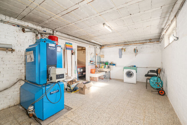 Cette spacieuse maison familiale avec 5 chambres et 2 salles de bains est situ&eacute;e dans un quartier r&eacute;sidentiel recherch&eacute; &agrave; Grimbergen, dans une rue calme en cul-de-sac. La maison offre une distribution pratique, de beaux volumes ainsi qu&rsquo;un grand gar