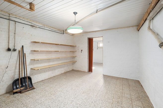 Cette spacieuse maison familiale avec 5 chambres et 2 salles de bains est situ&eacute;e dans un quartier r&eacute;sidentiel recherch&eacute; &agrave; Grimbergen, dans une rue calme en cul-de-sac. La maison offre une distribution pratique, de beaux volumes ainsi qu&rsquo;un grand gar