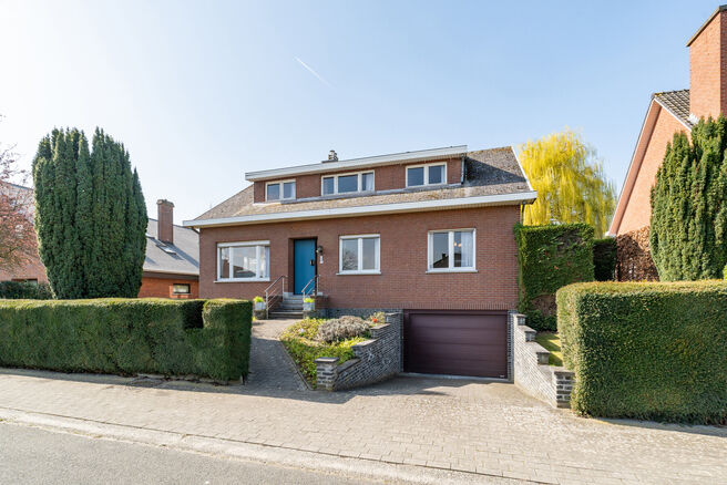 Cette spacieuse maison familiale avec 5 chambres et 2 salles de bains est situ&eacute;e dans un quartier r&eacute;sidentiel recherch&eacute; &agrave; Grimbergen, dans une rue calme en cul-de-sac. La maison offre une distribution pratique, de beaux volumes ainsi qu&rsquo;un grand gar