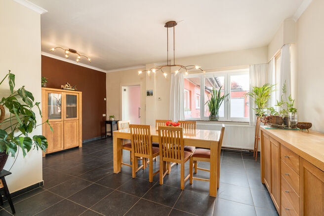 Cette maison familiale soign&eacute;e et spacieuse, comprenant 4 chambres et 2 salles de bains, est situ&eacute;e dans un quartier calme, r&eacute;sidentiel et &agrave; circulation limit&eacute;e, sur un beau terrain de 9a 12ca b&eacute;n&eacute;ficiant d&rsquo;une orientation sud-est id&eacute;ale. Gr&acirc;ce