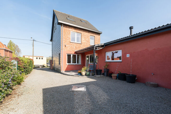 Cette maison familiale soign&eacute;e et spacieuse, comprenant 4 chambres et 2 salles de bains, est situ&eacute;e dans un quartier calme, r&eacute;sidentiel et &agrave; circulation limit&eacute;e, sur un beau terrain de 9a 12ca b&eacute;n&eacute;ficiant d&rsquo;une orientation sud-est id&eacute;ale. Gr&acirc;ce