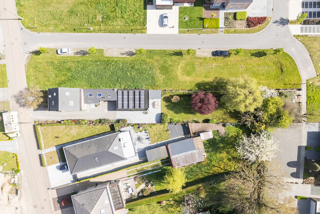 Cette maison familiale soign&eacute;e et spacieuse, comprenant 4 chambres et 2 salles de bains, est situ&eacute;e dans un quartier calme, r&eacute;sidentiel et &agrave; circulation limit&eacute;e, sur un beau terrain de 9a 12ca b&eacute;n&eacute;ficiant d&rsquo;une orientation sud-est id&eacute;ale. Gr&acirc;ce