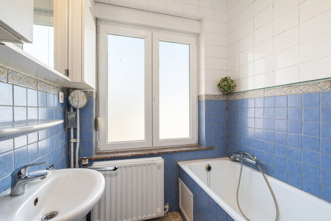 Cette maison familiale soign&eacute;e et spacieuse, comprenant 4 chambres et 2 salles de bains, est situ&eacute;e dans un quartier calme, r&eacute;sidentiel et &agrave; circulation limit&eacute;e, sur un beau terrain de 9a 12ca b&eacute;n&eacute;ficiant d&rsquo;une orientation sud-est id&eacute;ale. Gr&acirc;ce
