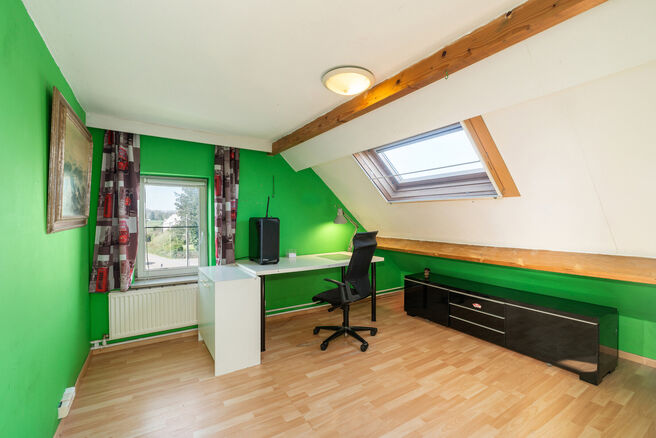 Cette maison familiale soign&eacute;e et spacieuse, comprenant 4 chambres et 2 salles de bains, est situ&eacute;e dans un quartier calme, r&eacute;sidentiel et &agrave; circulation limit&eacute;e, sur un beau terrain de 9a 12ca b&eacute;n&eacute;ficiant d&rsquo;une orientation sud-est id&eacute;ale. Gr&acirc;ce