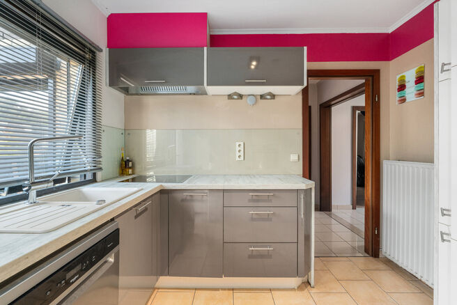 Cette maison unifamiliale de 4 chambres et 2 salles de bains est situ&eacute;e dans un quartier r&eacute;sidentiel calme, avec peu de circulation.
La propri&eacute;t&eacute; dispose d&rsquo;un grand jardin orient&eacute; sud-ouest, offrant une vue verdoyante et champ&ecirc;tre.
Gr&acirc;ce &agrave; sa si