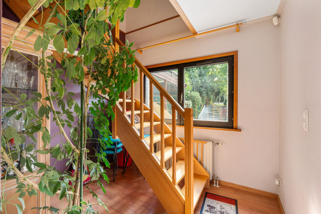 Cette maison unifamiliale de 4 chambres et 2 salles de bains est situ&eacute;e dans un quartier r&eacute;sidentiel calme, avec peu de circulation.
La propri&eacute;t&eacute; dispose d&rsquo;un grand jardin orient&eacute; sud-ouest, offrant une vue verdoyante et champ&ecirc;tre.
Gr&acirc;ce &agrave; sa si