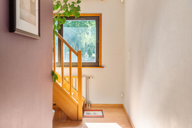 Cette maison unifamiliale de 4 chambres et 2 salles de bains est situ&eacute;e dans un quartier r&eacute;sidentiel calme, avec peu de circulation.
La propri&eacute;t&eacute; dispose d&rsquo;un grand jardin orient&eacute; sud-ouest, offrant une vue verdoyante et champ&ecirc;tre.
Gr&acirc;ce &agrave; sa si